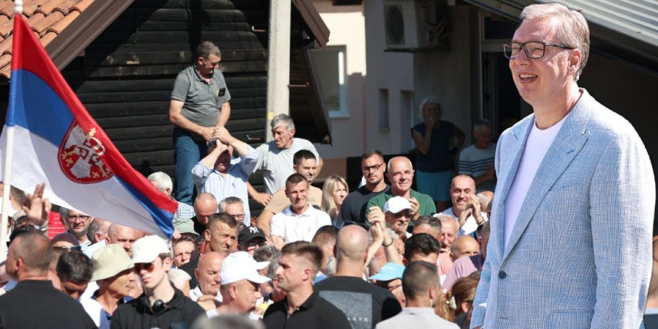 "Mnogo vam je lepo ovde!" Predsednik u Novoj Varoši: Vučić posetio porodicu Purić sa osmoro dece (FOTO/VIDEO)