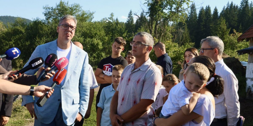 "Mnogo vam je lepo ovde!" Predsednik u Novoj Varoši: Vučić posetio porodicu Purić sa osmoro dece (FOTO/VIDEO)