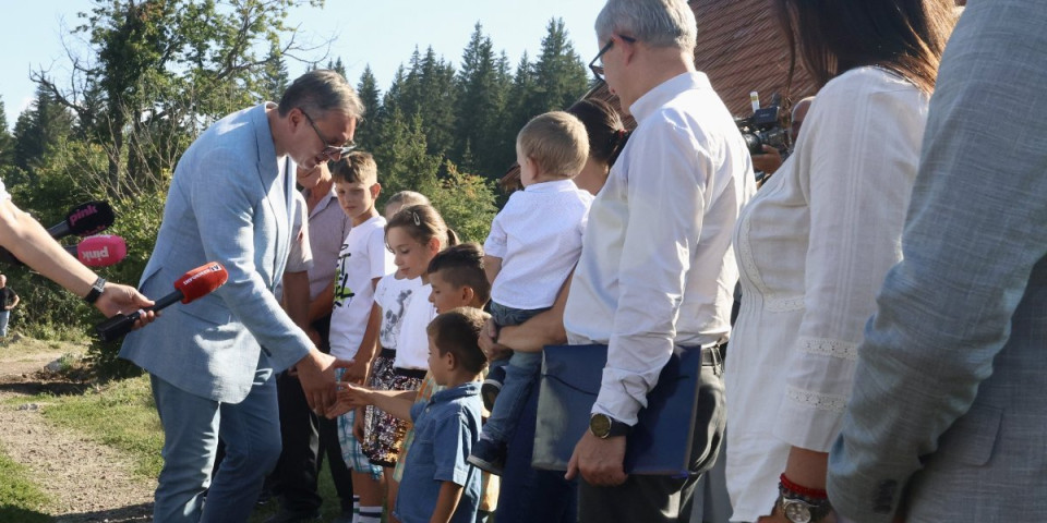 Porodica Purić ima osmoro dece, rade i po 20 sati dnevno: Vučić ih posetio i poručio – "Ovi anđeli..."