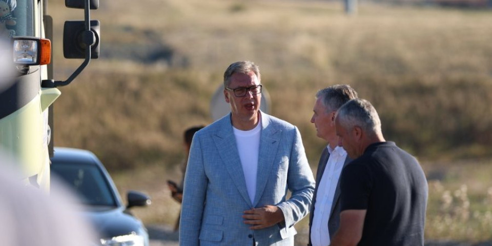 "Mnogo vam je lepo ovde!" Predsednik u Novoj Varoši: Vučić posetio porodicu Purić sa osmoro dece (FOTO/VIDEO)