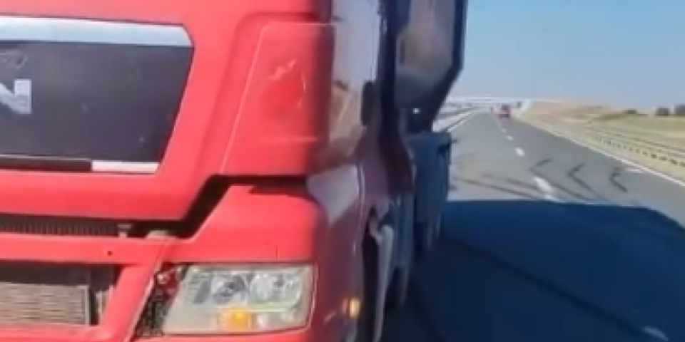 Snimak zbunio sve! Šok obrt na putu Šabac-Loznica: Evo šta se zapravo desilo vozaču kamiona koji je završio u kontra smeru (VIDEO)