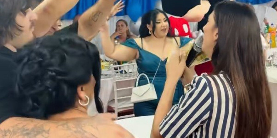 Ovaj snimak morate da vidite: Pevačica kao od šale skupila hrpu evra - Ona je nova kraljica bakšiša! (VIDEO)