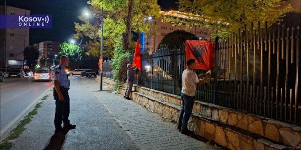 Bolesne provokacije šiptarskih ekstremista: Kačili zastave zloglasne OVK na kapije srpskih svetinja - reagovala policija! (FOTO)