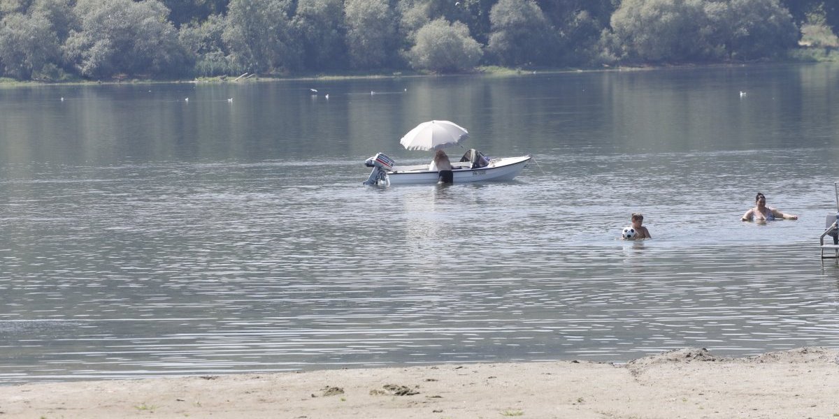 Kupanje u Dunavu na Beloj Steni