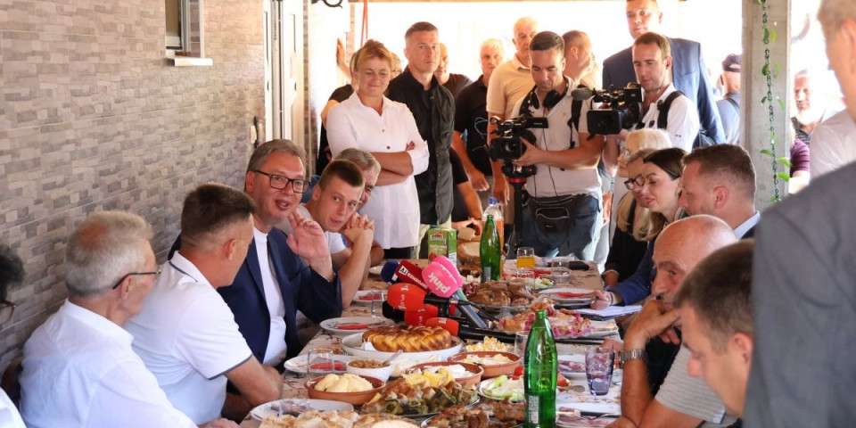 Neverovatan prizor u Ivanjici: Predsednika Vučića šokirale reči ovog oca