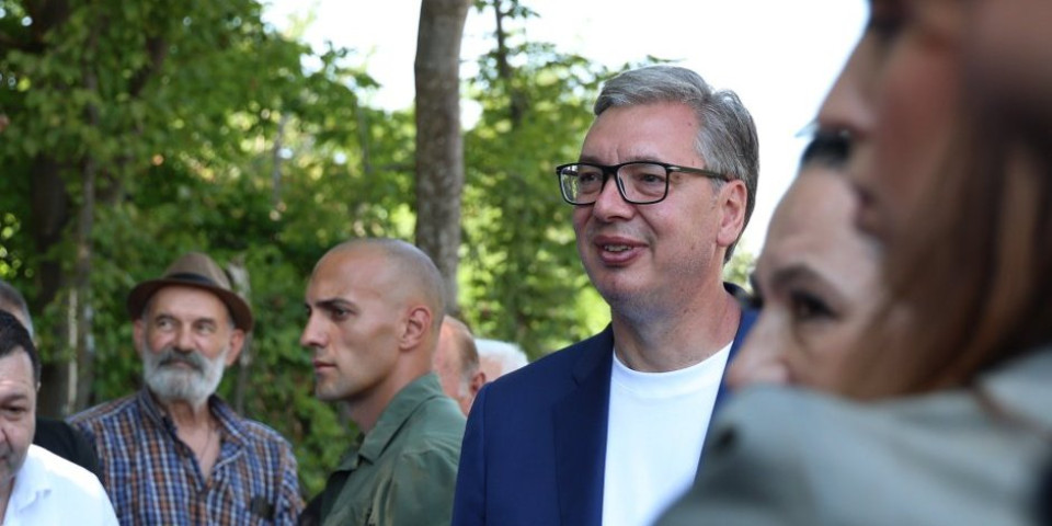 "Predsedniče, mogu li da poljubim ministarku?": Vlasnik firme postavio neobično pitanje Vučiću, usledila hit scena (FOTO)