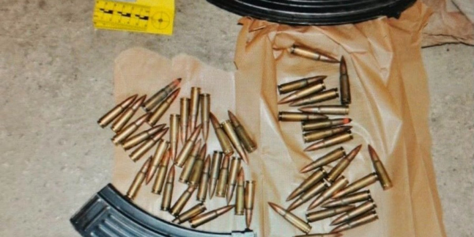 Ovaj arsenal je zaplenjen na Čukarici: Kratež, pištolj, municija - Ali to je samo početak! (FOTO)