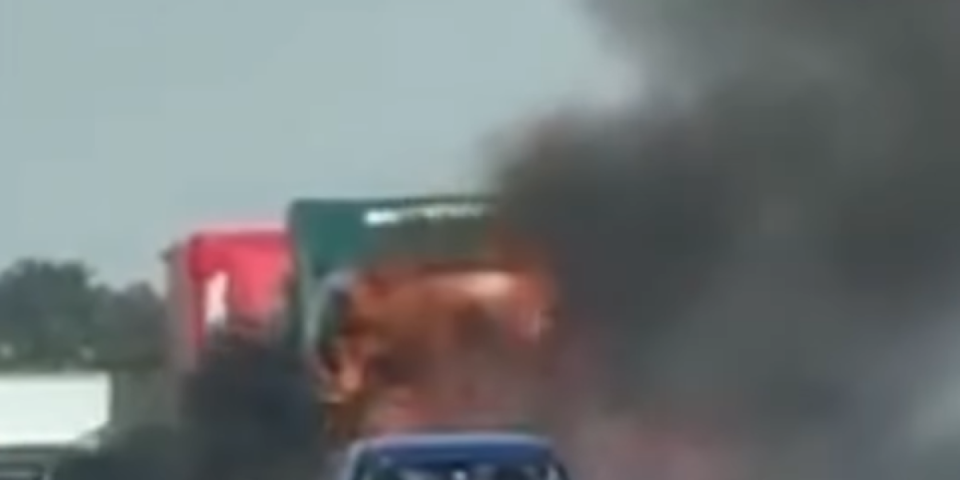 Vatrena stihija guta kamion kod Novog Sada: U jednom trenutku došlo je do eksplozije  (VIDEO)
