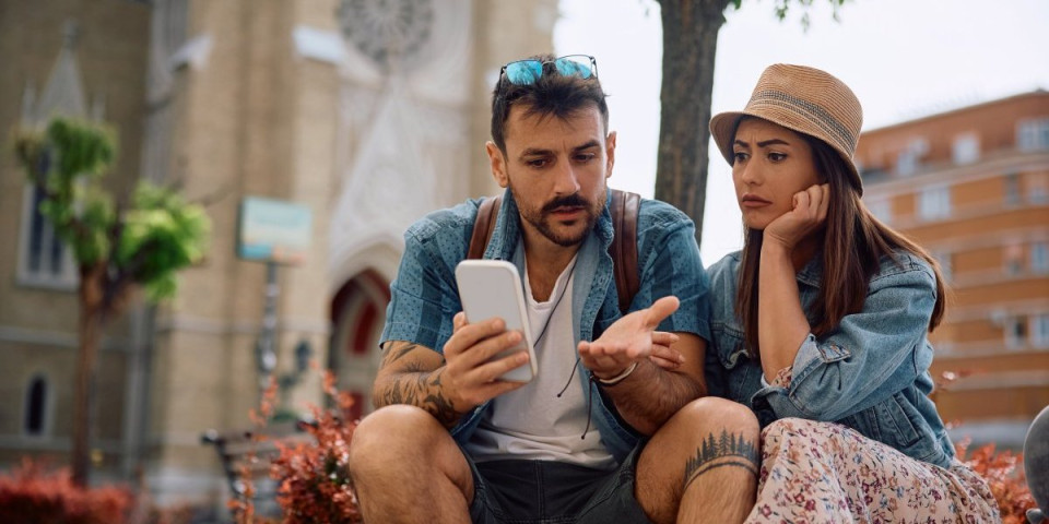 Srpsko turisti na meti SMS prevara: Ovaj klik na letovanju u Grčkoj može papreno da vas košta