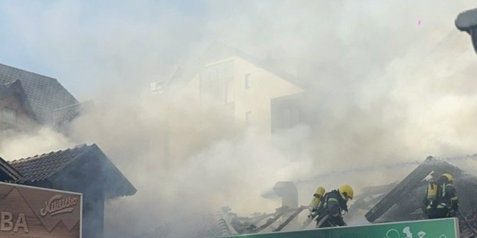 Buknuo restoran na Zlatiboru, vatrena stihija guta krov: Radnici spasavaju šta mogu (FOTO)