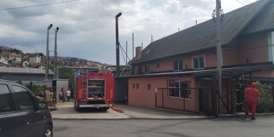 Buknuo požar u fabrici kafe u Užicu: Zaposleni hitno evakuisani (FOTO)
