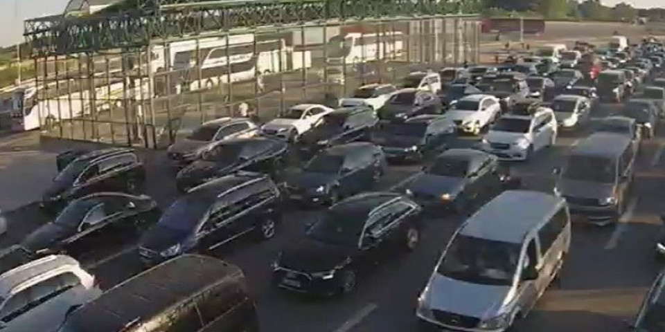 Šta se dešava? Automobili ne mrdaju - Formirala se kolona (FOTO)