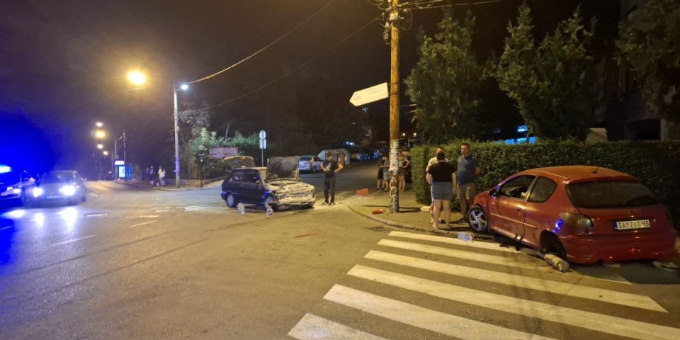 "Jugo" bežao od policije, pa se zakucao u "pežo" i zapalio se: Jeziv prizor u Žarkovu (FOTO, VIDEO)