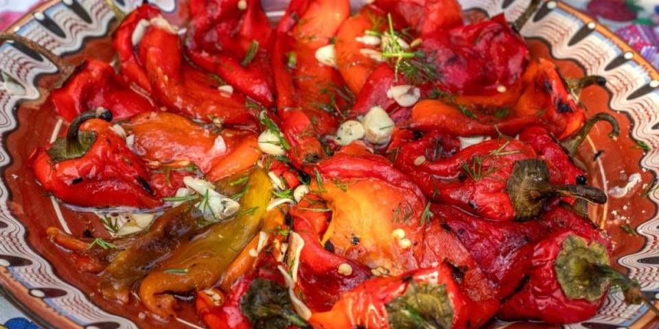 Pikantna salata od pečenih paprika: Idealan prilog uz meso - po receptu naših baka