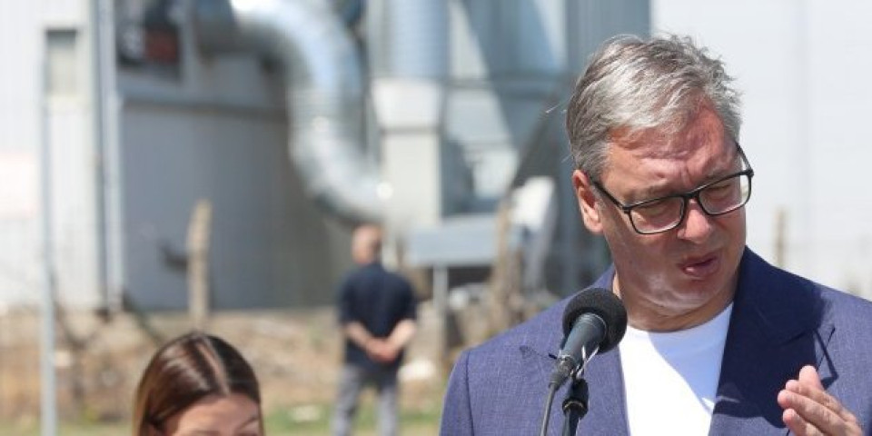 Vučić u selu Bunar kod Jagodine obilazi porodicu Maslar: Imaju poljoprivredno gazdinstvo i osmoro dece (FOTO/VIDEO)