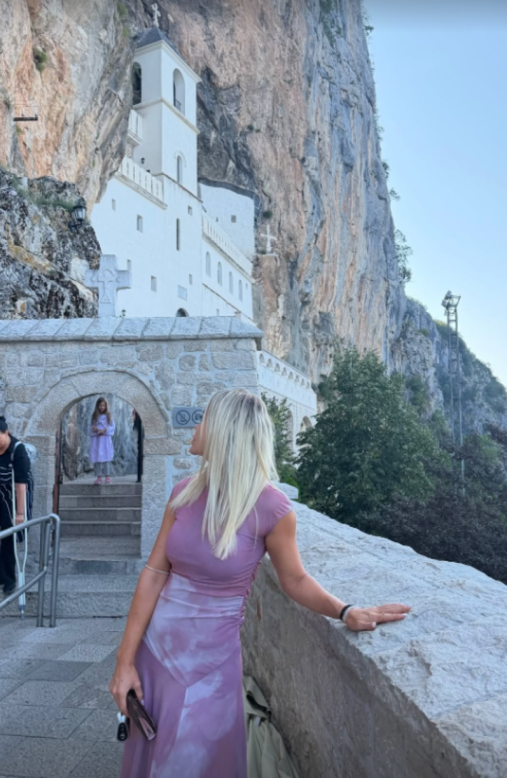 Pogled ledi krv! Voditeljka snimila stravičnu vatrenu stihiju, pa spas pronašla u manastiru Ostrog