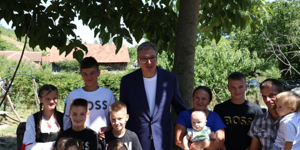 Ovo je blago Srbije! Predsednik u Sibnici kod Rekovca u familiji Jovanović sa desetoro dece: Doneo sam nešto za vas (FOTO/VIDEO)