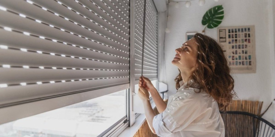 Roletne pune prašine, a ne želite da ih skidate? Uz ovaj jednostavan trik očistićete ih za samo 10 minuta