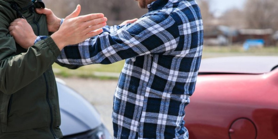 Horor u kafani kod Banjlaluke! Napali čoveka u toaletu, pa ga brutalno tukli na parkingu: Uhapšeni i maloletnici