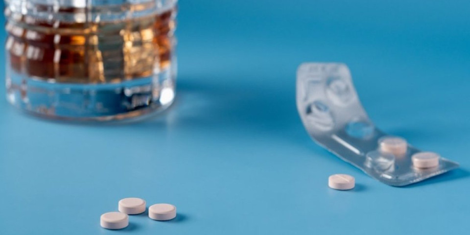 Alkohol menja dejstvo lekova: Ova kombinacija može da izazove ozbiljne posledice