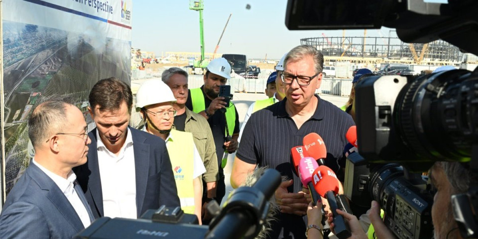 Evo je mnogima promaklo! Vučić se našalio sa Malim: Ako sve bude na vreme, u novembru skačem obučen u Savu