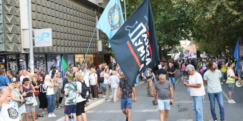 Godina prođe, nasilje blokadera nikad: Pronađite razliku između skupa 2025. i 2026. godine (VIDEO)