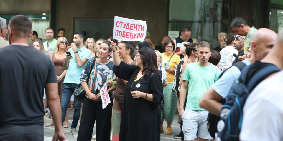 "Krezave ćacike, gazićemo vas 26. oktobra!" Blokaderi u novoj akciji: Umobolni komentari građanima koji podižu 6.000 dinara (FOTO)