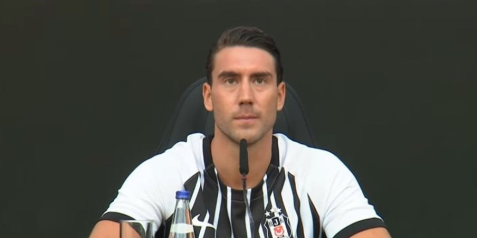 "Jeste li spremni? Počinjemo!": Spektakularna promocija Vlahovića na stadionu Bešiktaša (VIDEO)