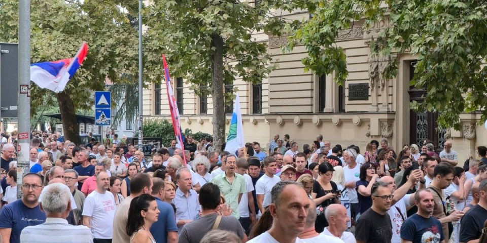 Skandal! Blokaderska mafija preko fantomske firme prikriva poreklo para namenjenih za rušenje Srbije