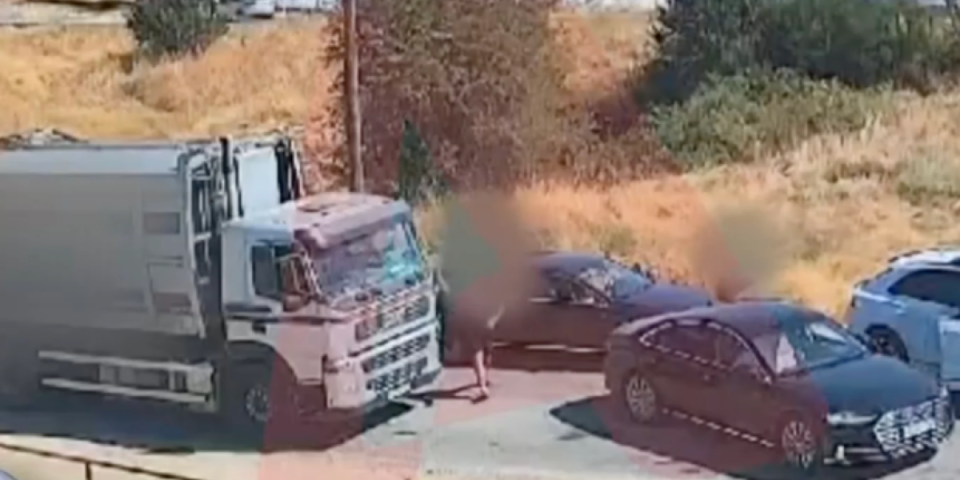 Snimak brutalnog prebijanja u Grčkoj: Srbi preprečili put, pa nasrnuli na vozača kamiona za smeće (VIDEO)