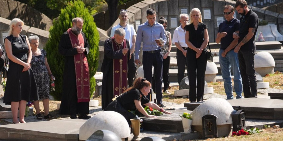 Kuka iz sveg glasa! Mala Cana kasnila, pa se bacila na grob - Potresne scene na pomenu Andriji Bajiću (VIDEO)