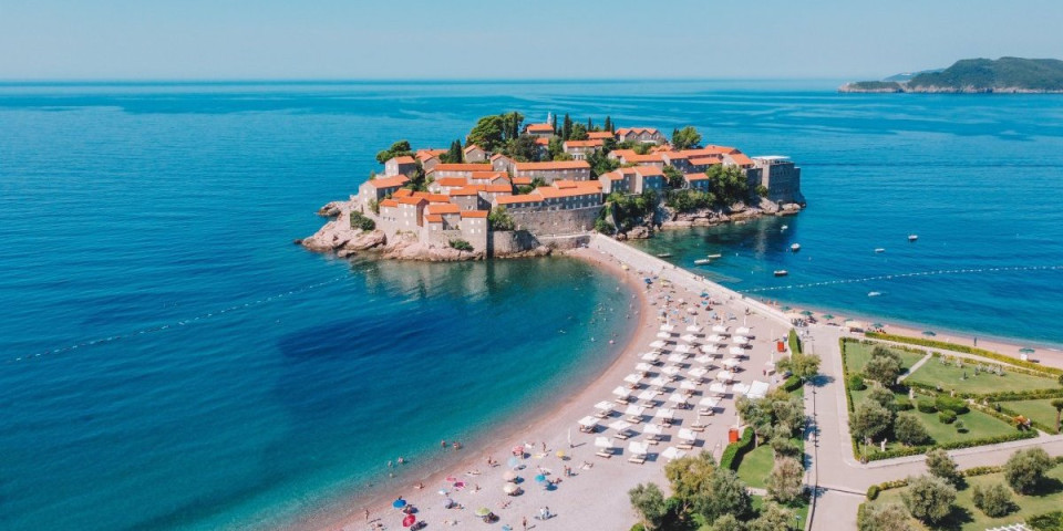 Likvidacija na prepunoj plaži Svetog Stefana: Snajperom ga pogodio direktno u srce - Evo šta je ubica ostavio iza sebe kao posetnicu!