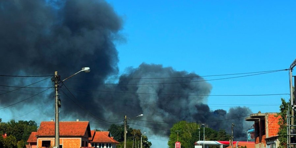 Požar na deponiji kod Uba: Gust crni dim prekrio nebo (FOTO/VIDEO)