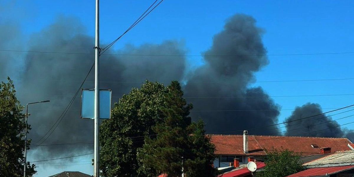 Požar na deponiji kod Uba, gust crni dim prekrio nebo