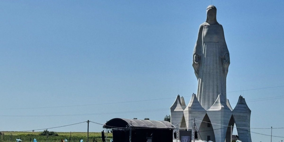 "Hvala Majci Božijoj!" U selu Konotopje otkrivena najviša statua Bogorodice, iza svega stoji jedan bračni par (FOTO)