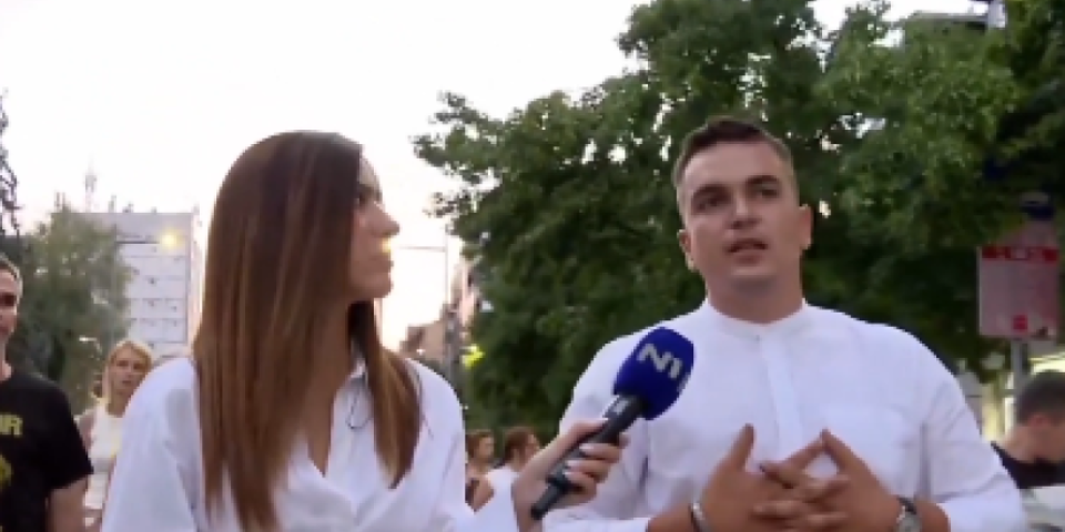 Dokle ide bolesna mržnja?! Parandilovićev pulen izjednačio Vučića sa Kurtijem, pa najavio spomenike za paljenje grada i prebijanje policije (VIDEO)