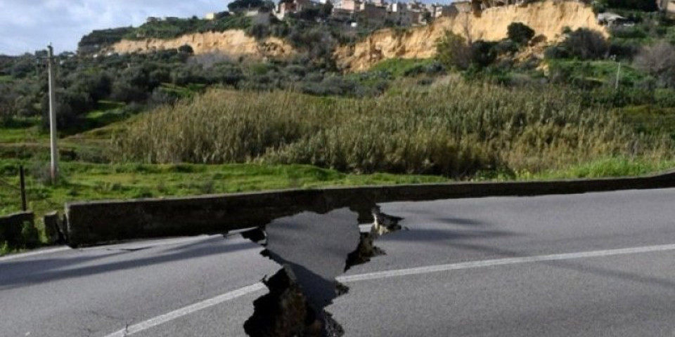 Šta se ovo pojavilo u zemlji?! Dramatični prizori nakon serije zemljotresa na Siciliji (VIDEO)