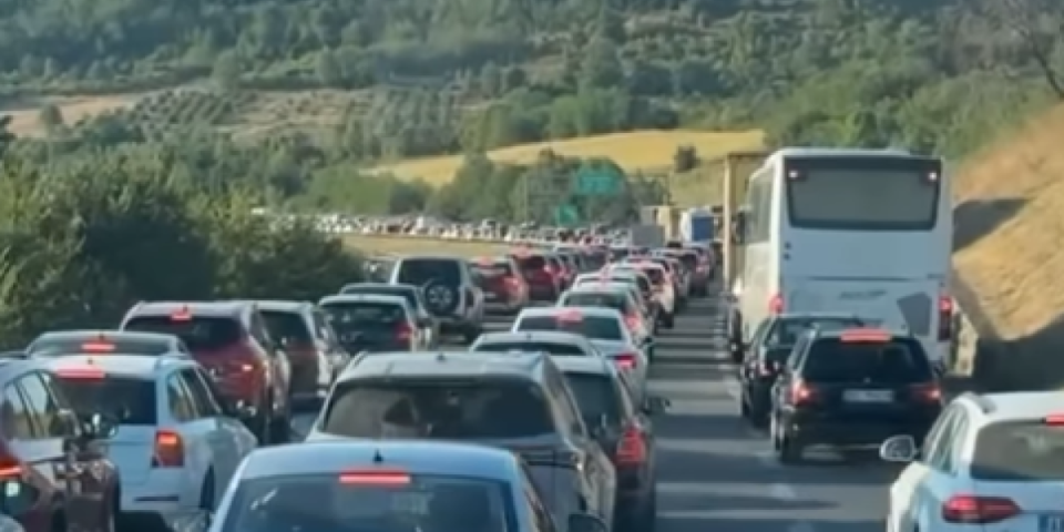 Šta se dešava? Kilometarska kolona kod Beograda (VIDEO)
