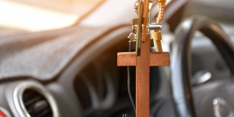 Da  li je greh držati krst na retrovizoru automobila? Odgovor sveštenika šokirao mnoge  - Jedna stvar je najvažnija