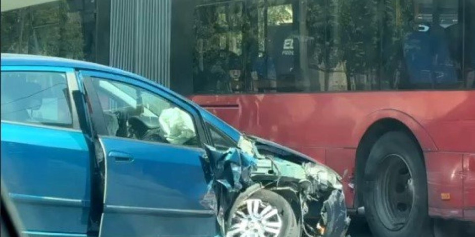 Potpuni haos u Beogradu: Automobil se zakucao u autobus - delovi rasuti po putu (VIDEO)