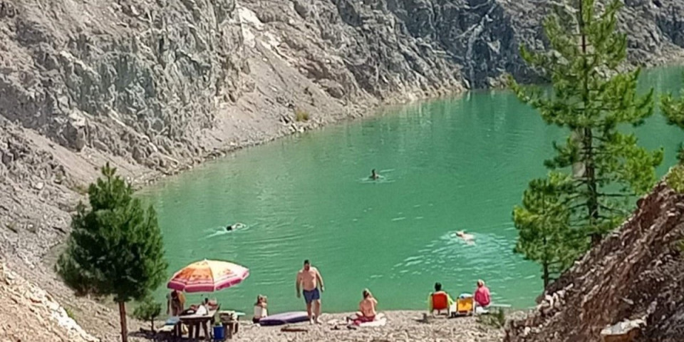 Kristalno čista priroda u oknu rudnika: Ovde plivači uživaju u vodi u kojoj se nebo ogleda!