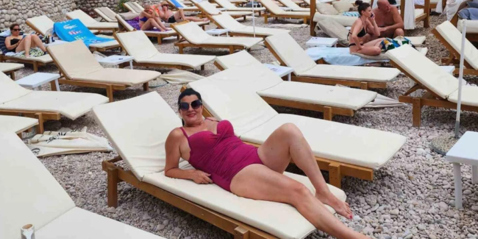 Izbacila grudi u sedmoj deceniji! Saški Karan cice kipe iz minijaturnog kupaćeg (FOTO)