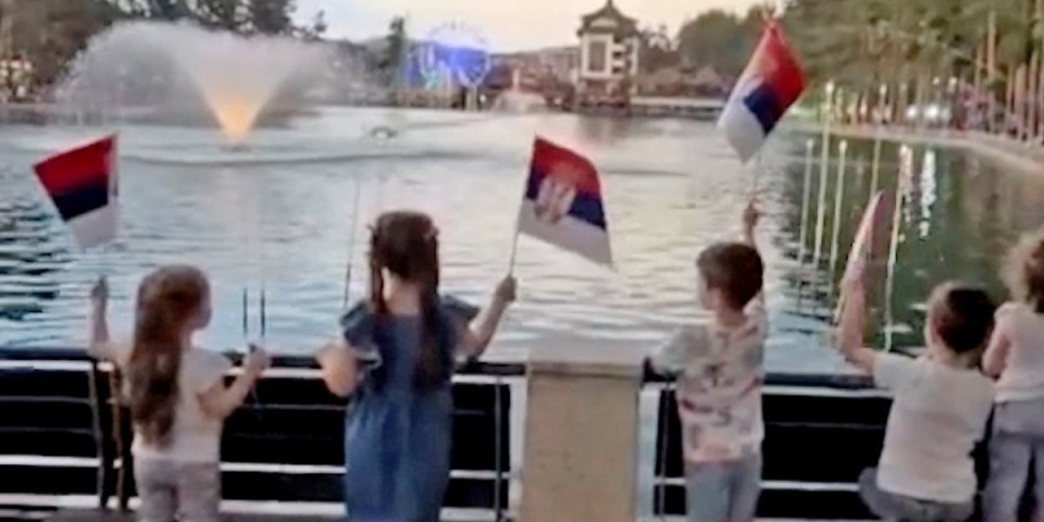 Ovo je slika pristojne Srbije! Pogledajte kako deca čiste ulice od blokaderskog haosa i mržnje! (VIDEO)