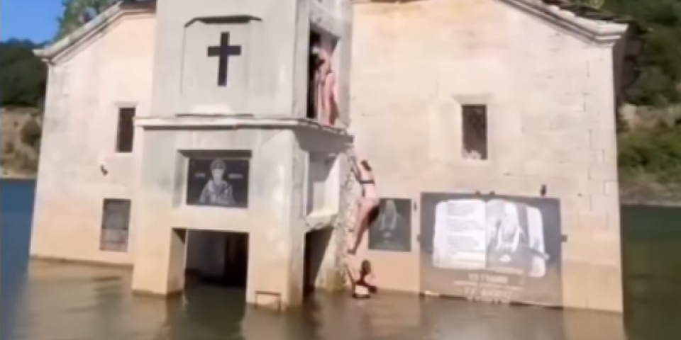 Skandal! Od crkve napravili skakaonicu: Šok snimci usijali mreže (VIDEO)