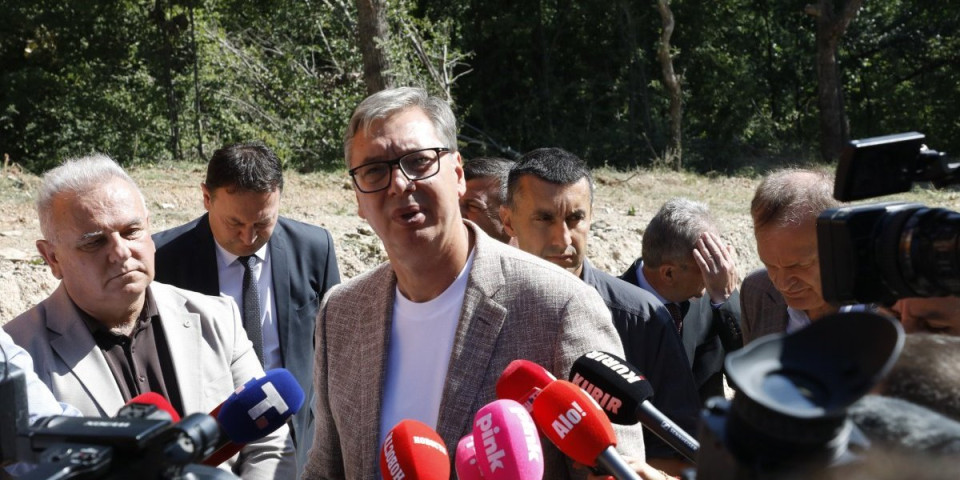 Sudar dve opcije! Vučić o izborima: Ko glasa za bilo koga osim za Ujedinjenu Srbiju glasa za blokadere!
