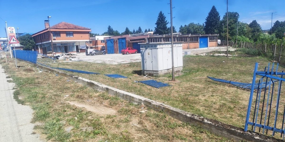 Razvaljena ograda, krhotine vozila na sve strane: Na mestu teške nesreće u Mladenovcu i dalje jeziv prizor (FOTO/VIDEO)
