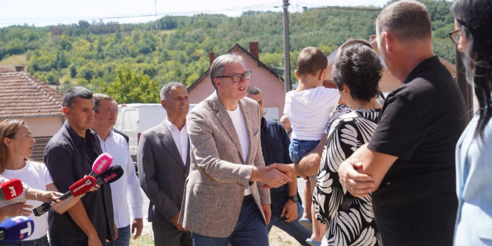 Vučić u poseti Topličkom okrugu! Građani ga dočekali gromoglasnim aplauzom u Blacu (FOTO/VIDEO)