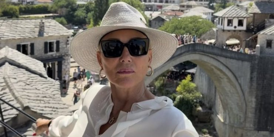 Lepa Brena preti da će da skoči s mosta! Haos u Mostaru, zbog pevačice ceo grad stoji (VIDEO)