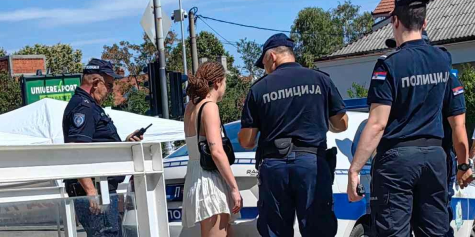 Ponovio se blokaderski scenario! Novi napad u Kragujevcu na štand SNS: I odmah se pojavi advokat... (FOTO)