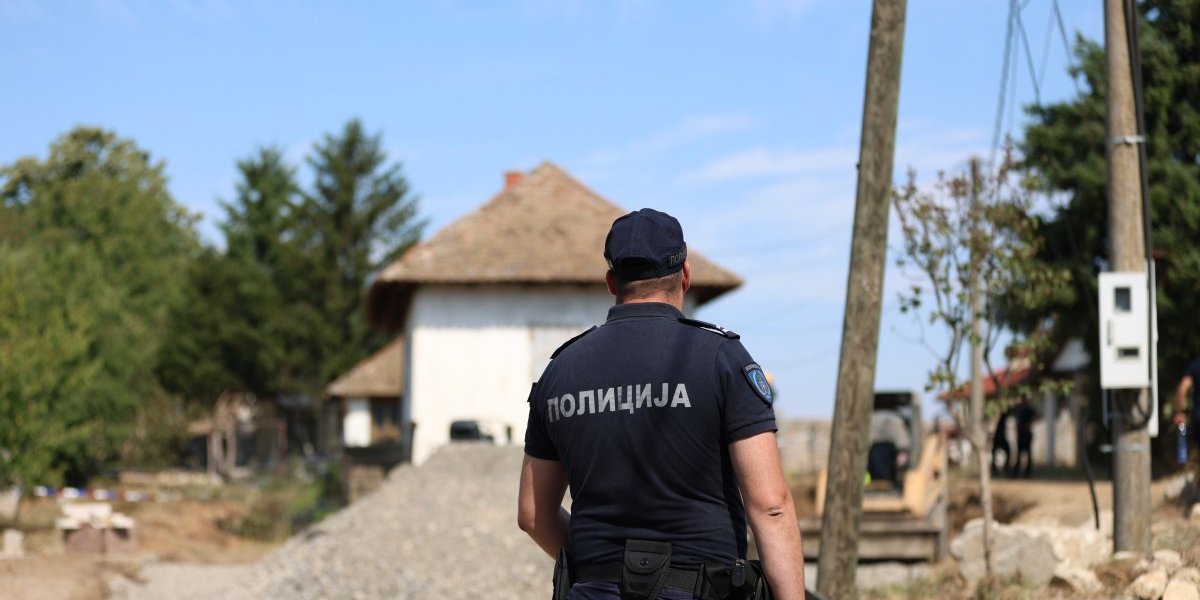 POlicija pred kućom